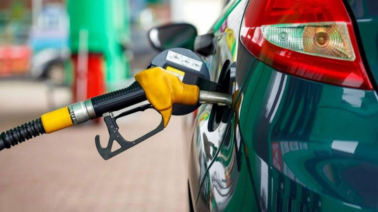Akaryakıt fiyatlarına büyük zam! Benzin ve motorin fiyatları ne kadar oldu?